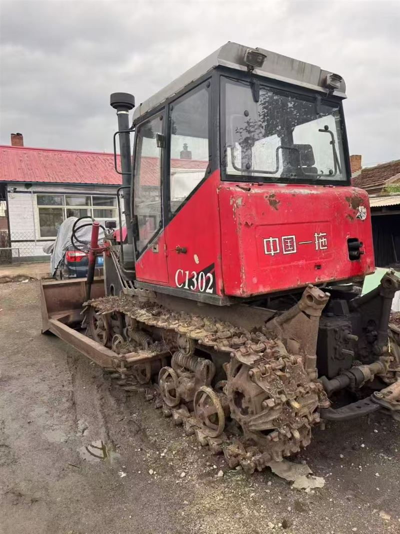 吉賣拖拉機(jī)推土機(jī)